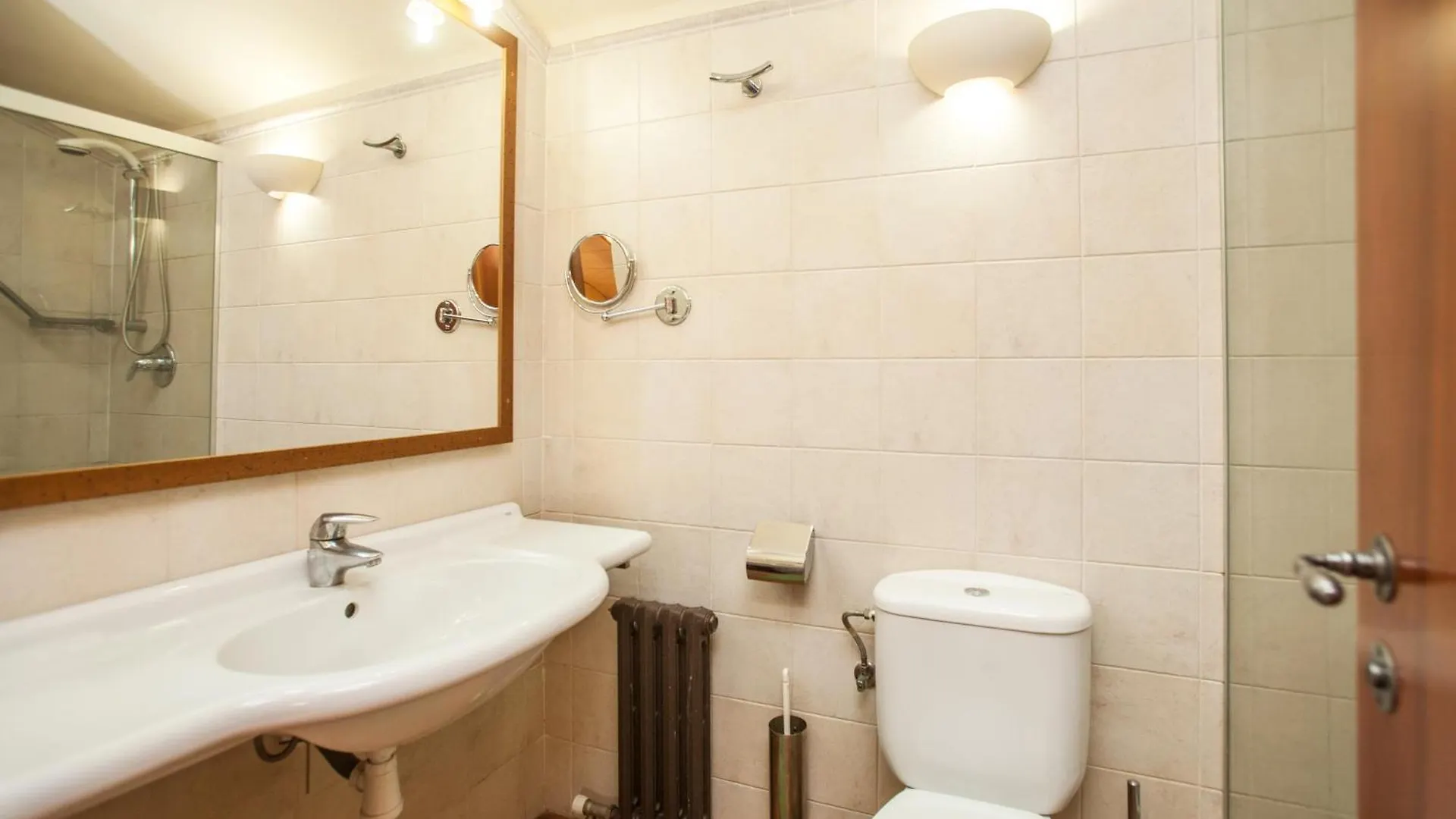 Gardens Of Roman Wall Host Onyarapartments Girona 0*,