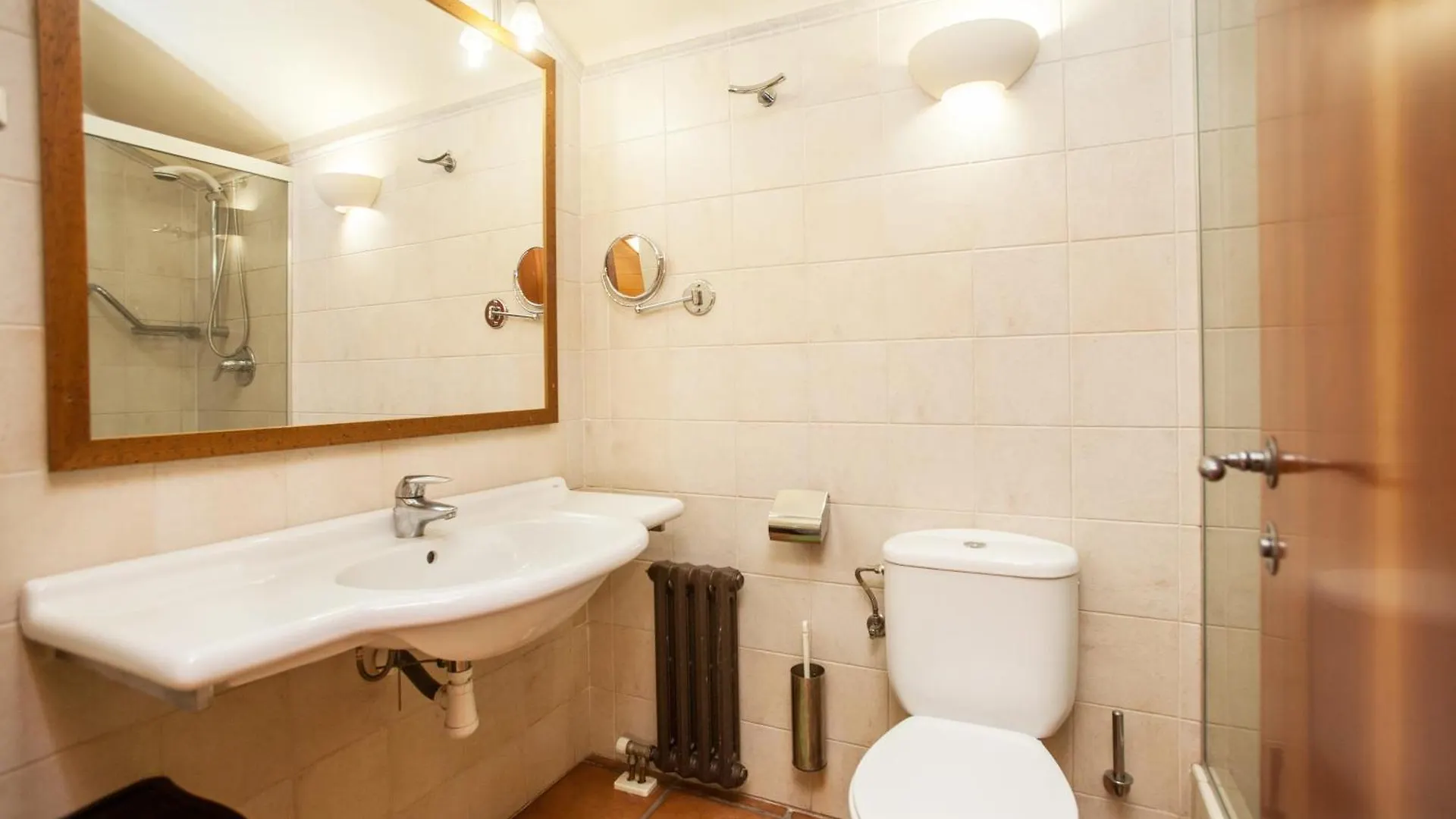 Apartment Gardens Of Roman Wall Host Onyarapartments Girona