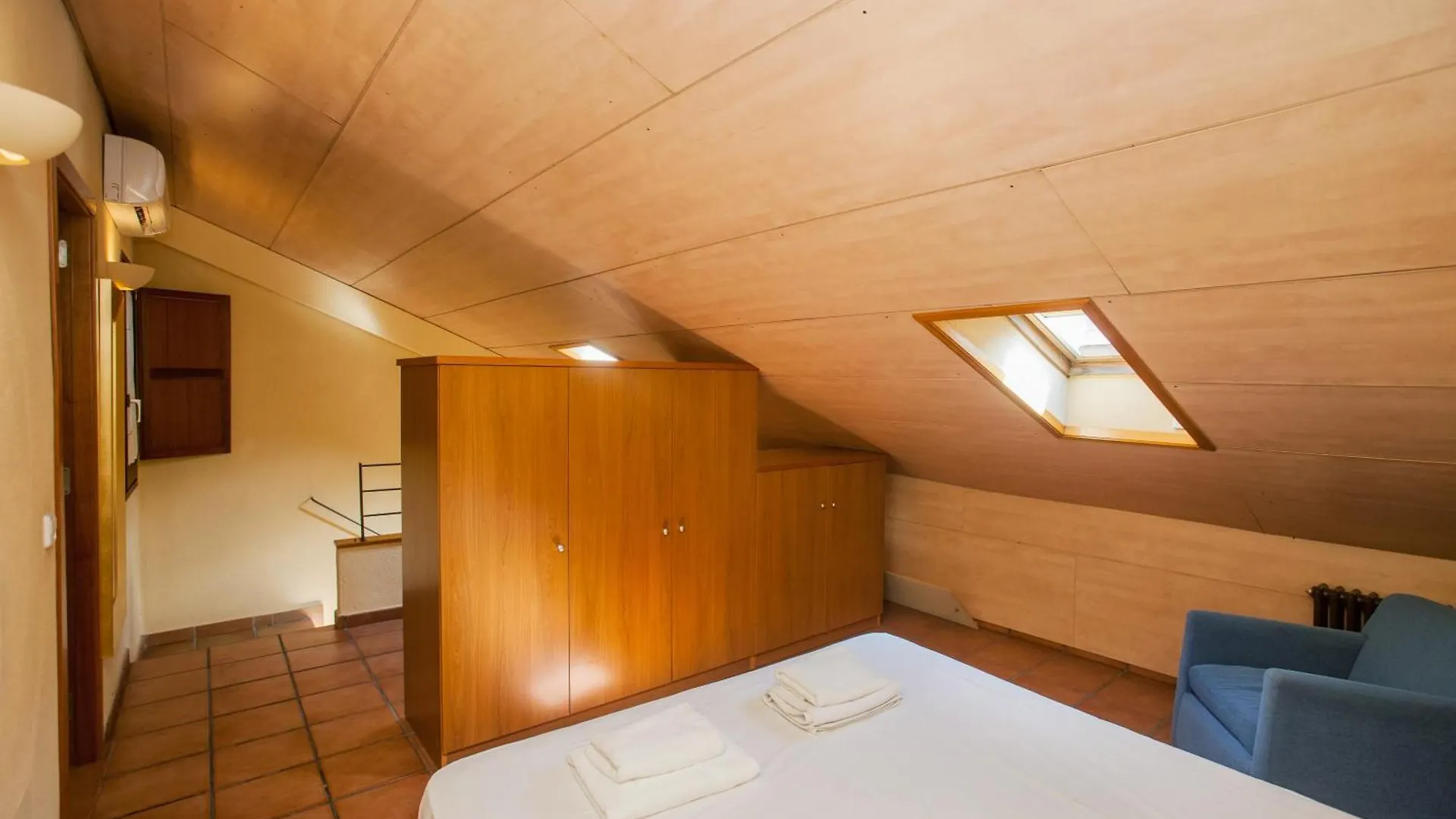 Gardens Of Roman Wall Host Onyarapartments Girona