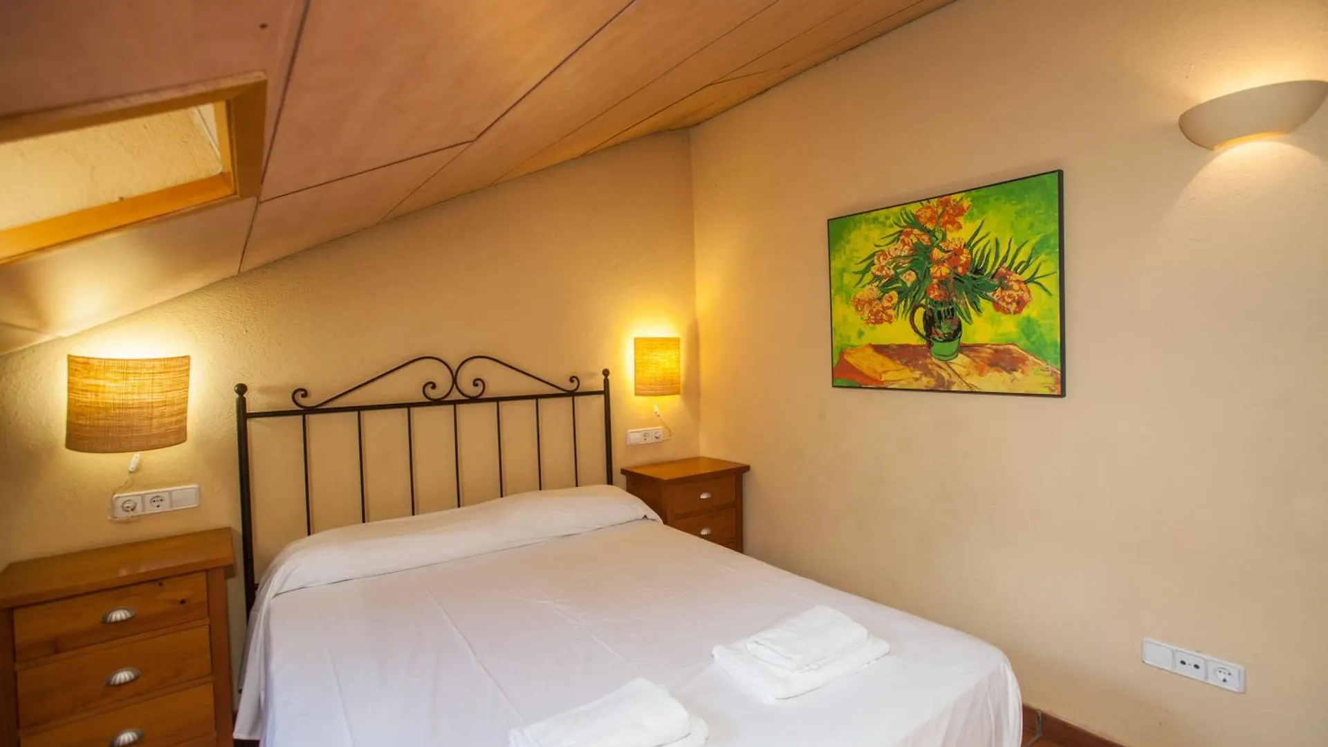 Gardens Of Roman Wall Host Onyarapartments Girona