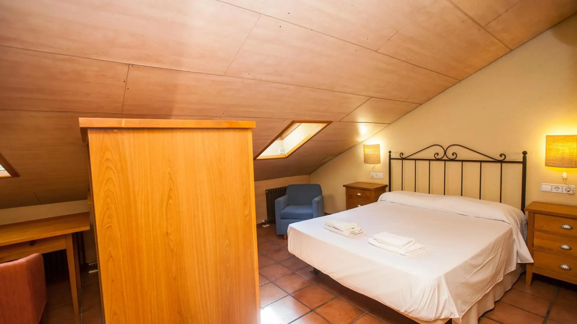 Gardens Of Roman Wall Host Onyarapartments Girona Apartment