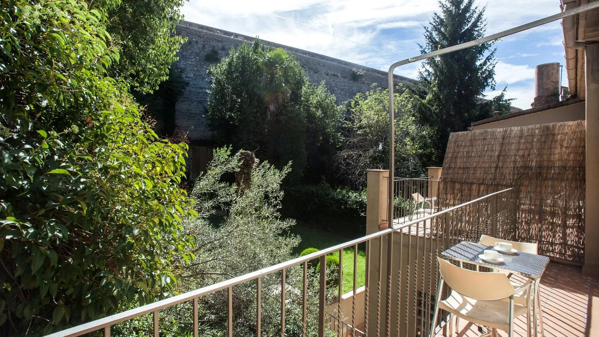 Gardens Of Roman Wall Host Onyarapartments Girona