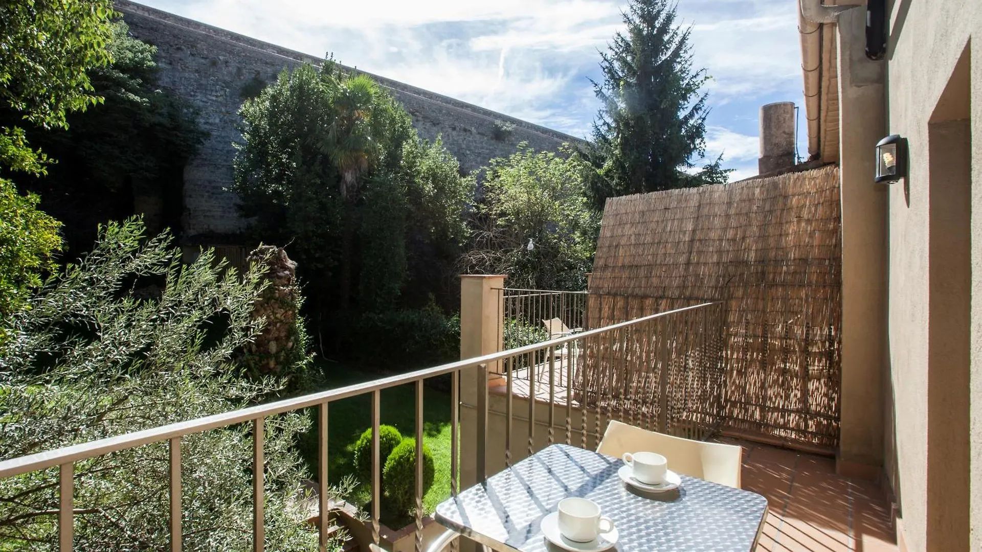 Gardens Of Roman Wall Host Onyarapartments Girona Spain