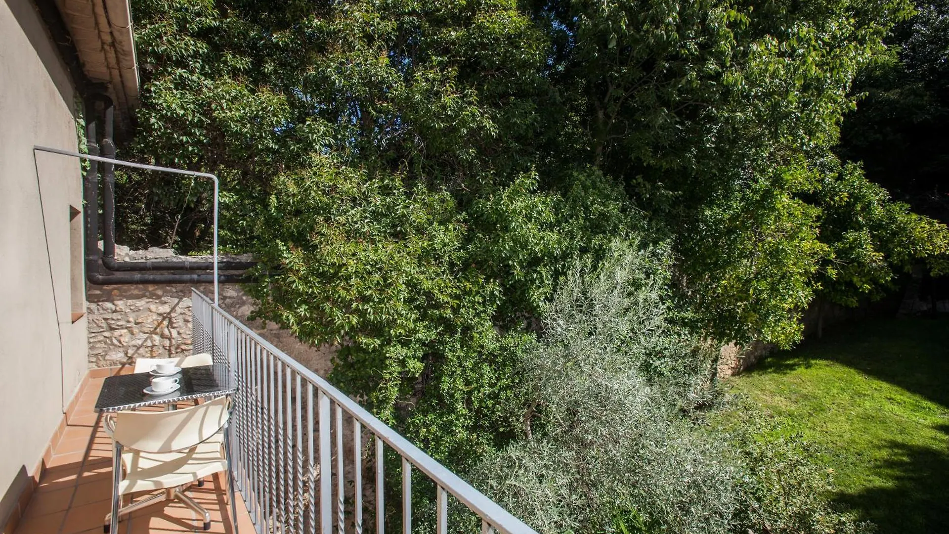 Gardens Of Roman Wall Host Onyarapartments Girona